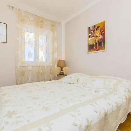Nives Trogir